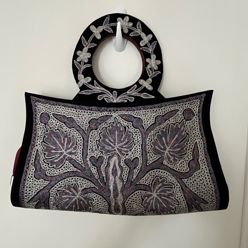 NWOT VELVET AARI EMBROIDERED PURSE